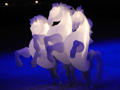 Compagnie des Quidams (F) FierS à Cheval – Traumpferde