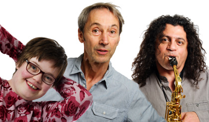 Trio Okani - Zwei Männer und eine junge Frau schauen in die Kamera. Ein Mann hat lange braune locken und spielt auf einem Saxophon. Die Frau hat das Down-Syndrom.