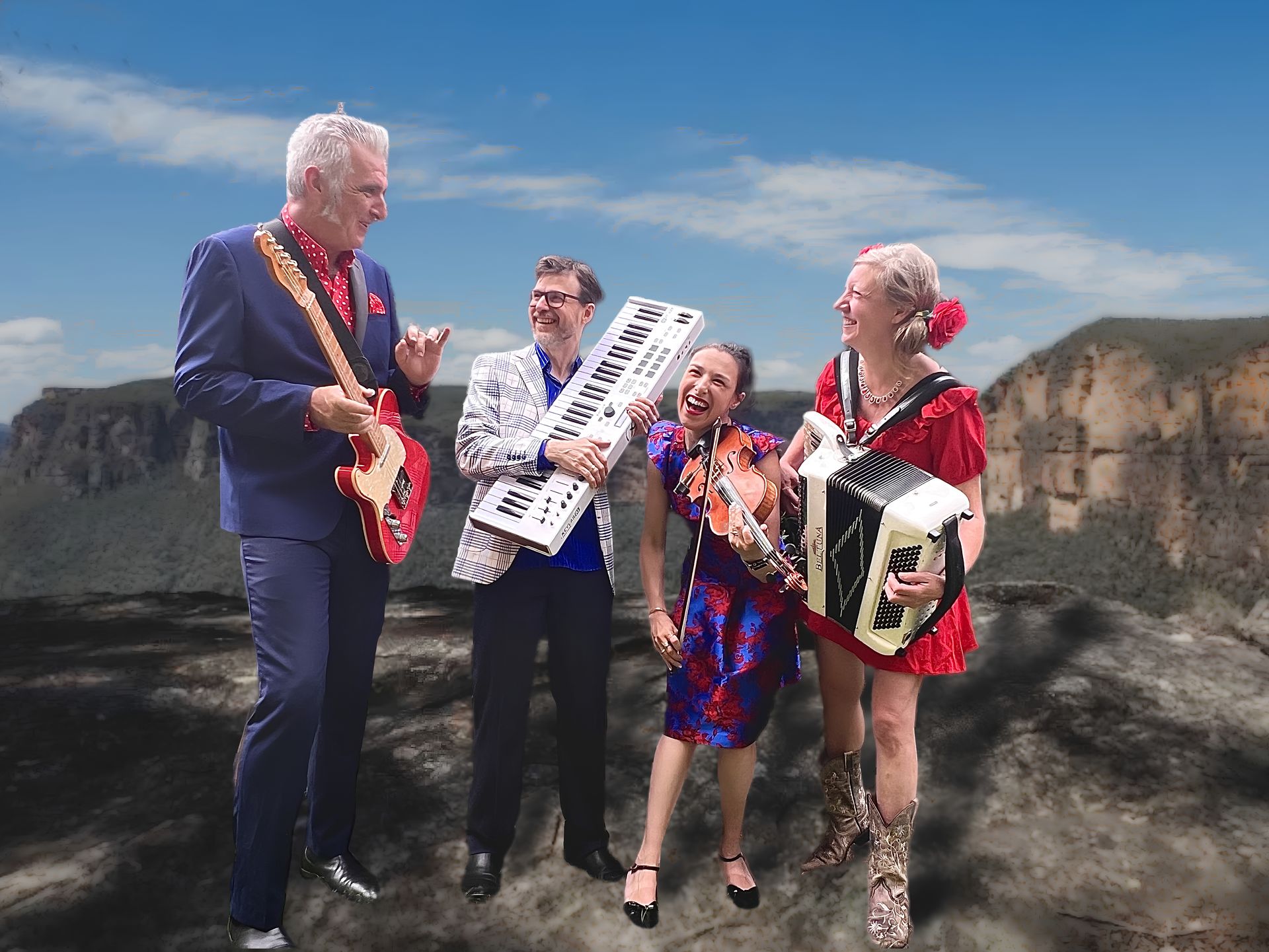 Farbfoto von vier Personen, im Hintergrund wurde eine Felslandschaft eingefügt. Eine Person trägt eine elektrische Gitarre vor sich, eine Person hält ein Keyboard, die dritte spielt Geige und die vierte Akkordeon. Sie sehen sich an und lachen.